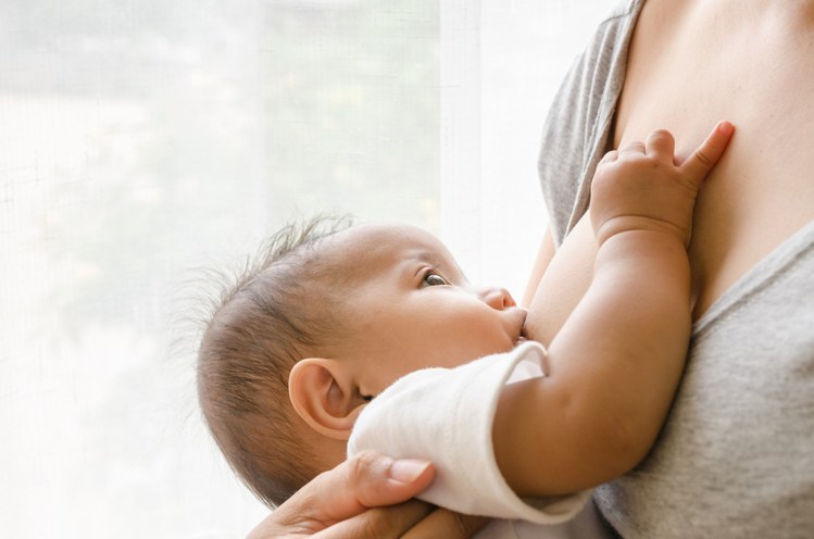 कम वजन शिशु को स्तनपान में दिक्कत